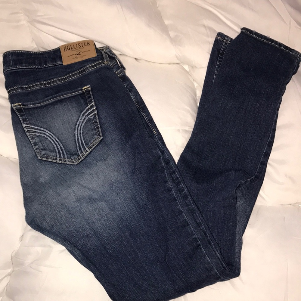 Dark pair of Women's Hollister jeans! (9S)